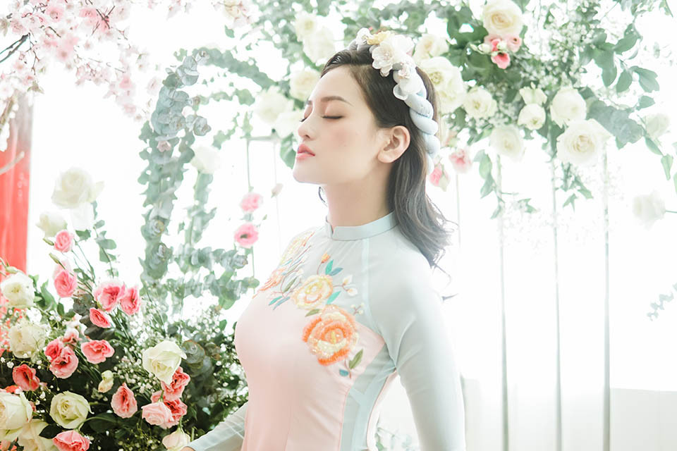 Các thiết kế áo dài được Thùy Anh chọn có nét nhấn nhá đặc biệt ở chi tiết thêu hoa tinh tế hay đính cườm.