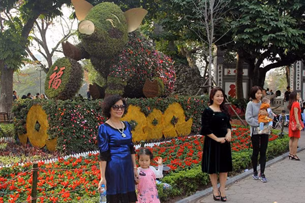 Người dân cả nước du xuân trong nắng. Ảnh: Trần Thường