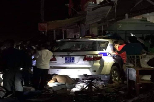 Xe CSGT Binh Duong dam chet nguoi di duong roi lao vao tiem vang