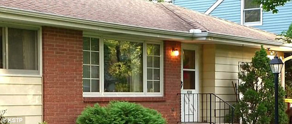 Theo lời khai của Kuefler, người mẹ Evelyn Kuefler, 94 tuổi, qua đời vào tháng 8/2015. Người anh trai sinh đôi Richard Kuefler tử vong từ trước đó.