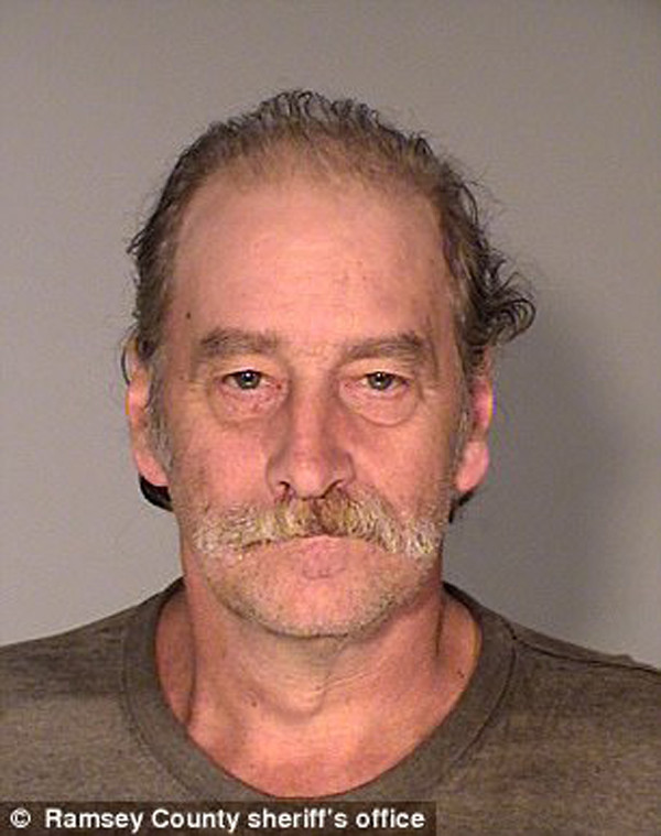 Robert James Kuefler, 60 tuổi, ở bang Minnesota, Mỹ gây rúng động dư luận khi bị phát giác sống cùng xác chết của mẹ và anh trai sinh đôi suốt 1 năm.