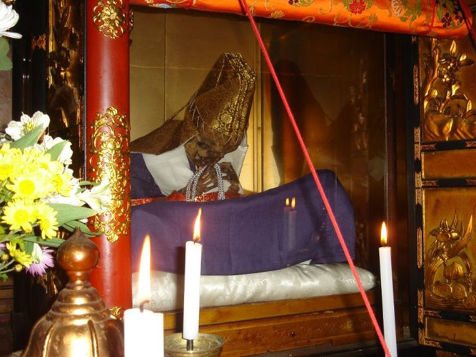 Nếu quá trình ướp xác thành công thì thi hài nhà sư sẽ còn nguyên vẹn. Khi ấy, nhà sư sẽ được tôn là Phật và được thờ phụng trong chùa. Nếu thi thể bị phân hủy, hài cốt nhà sư sẽ được chôn lại xuống đất.