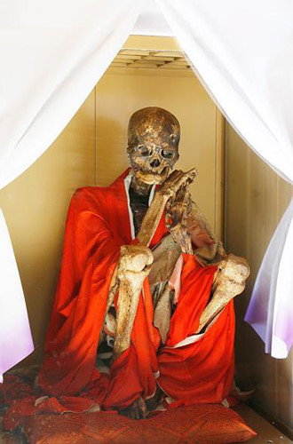 Lịch sử ghi nhận có hàng trăm nhà sư đã thực hiện theo phương pháp tự ướp xác của nhà sư Kukai "sáng chế" ra.