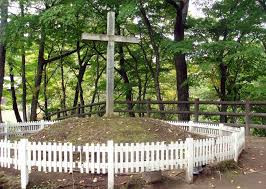 Do vậy, Chúa Jesus quay trở lại Nhật Bản và sống cuộc đời của một nông dân. Về sau, Ngài kết hôn với một phụ nữ Nhật Bản tên Miyuko và có 3 con gái. Chúa Jesus qua đời năm 106 tuổi. Mời độc giả xem video: Thêm hé lộ mới về "hầm mộ" của Chúa Jesus (nguồn: VTC14)