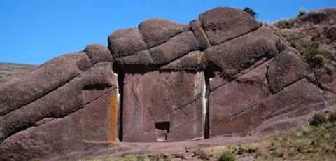 Cánh cổng cổ xưa này nằm ở khu vực có địa hình hiểm trở nên ít người đặt chân đến.