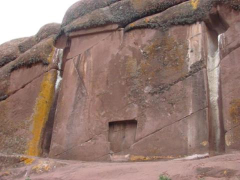 Người dân địa phương quan niệm "Cánh cổng của các vị thần" là địa điểm linh thiêng. Do vậy, không ít người đến đây với hy vọng cánh cổng sẽ mở ra và họ sẽ có thể bước vào vùng đất sinh sống của các vị thần.