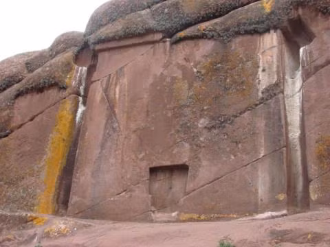 Người dân địa phương quan niệm "Cánh cổng của các vị thần" là địa điểm linh thiêng. Do vậy, không ít người đến đây với hy vọng cánh cổng sẽ mở ra và họ sẽ có thể bước vào vùng đất sinh sống của các vị thần.