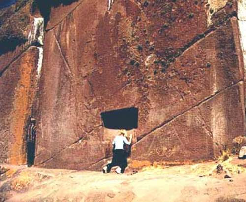 Cánh cổng trên được mô tả chính là lối vào, dẫn con người tiến vào vùng đất của các vị thần sinh sống.