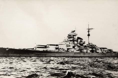 Khi ấy, chiến hạm Bismarck đã cùng tàu tuần dương hạng nặng Prinz Eugen đánh chìm tàu HMS Hood của Anh.