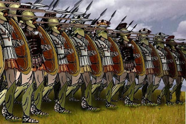 Trong khi đó, người đàn ông được nuôi dạy để trở thành những người lính dũng mãnh. Tại Athens, mỗi nam giới phải phục vụ trong quân đội 2 năm.