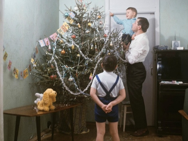 Trẻ em hào hứng, vui mừng khi cùng cha mẹ trang hoàng nhà cửa để đón mùa Giáng sinh an lành.