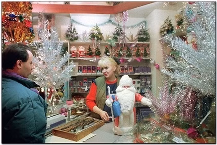 Cửa hàng bán đồ trang trí dịp Giáng sinh tấp nập người ra vào.