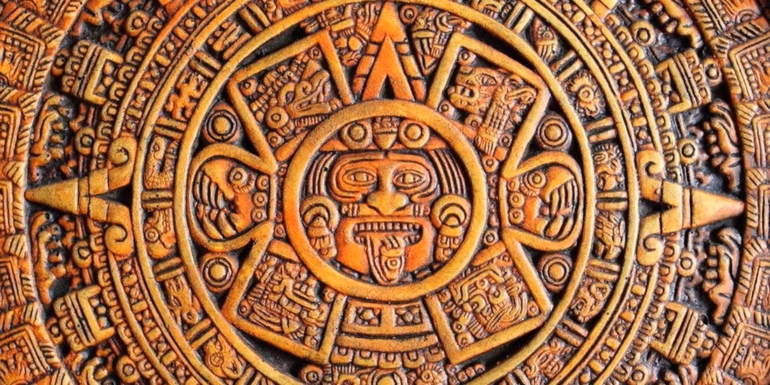 Người Maya cho phép nam giới có quan hệ đồng giới. Tuy nhiên, quy định được đặt ra là quý tộc chỉ có thể có những mối tình đồng tính luyến ái với những người ở tầng lớp thấp hơn.