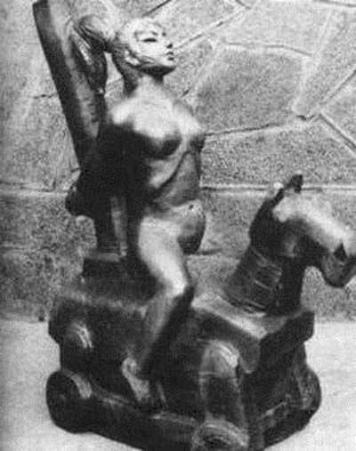 Nếu người vợ nào ngoại tình hay phạm tội giết chồng thì sẽ bị trừng phạt bởi những quái chiêu tra tấn rùng rợn. Trong số này nổi tiếng là hình phạt có tên "mộc lư".