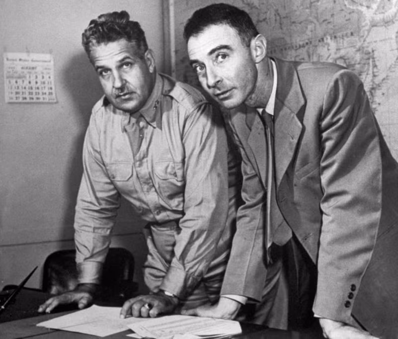 Tham gia “Dự án Manhattan” là khoảng 130.000 chuyên gia, nhà vật lý và nhân viên. Công việc của họ được bảo mật hoàn toàn để không bị rò rỉ thông tin. Mời độc giả xem video: Nhật Bản tưởng niệm nạn nhân vụ ném bom nguyên tử Nagasaki (nguồn: VTC14)