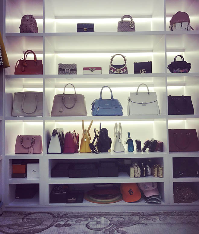 Mới đây, Cao Thái Hà tiếp tục trở thành tâm điểm khi chia sẻ không gian phòng ngủ trong căn biệt thự 7 tỷ đồng. Các fan và đồng nghiệp không khỏi choáng ngợp trước bộ sưu tập nhiều túi xách, giày dép... hàng hiệu của nữ diễn viên.