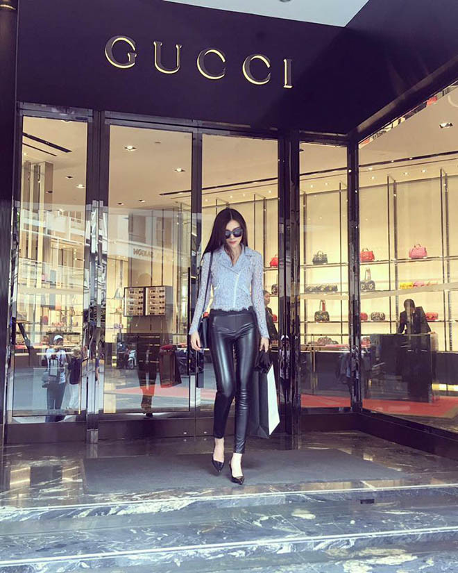 Những lần đi nước ngoài làm việc, Cao Thái Hà thường kết hợp mua sắm.