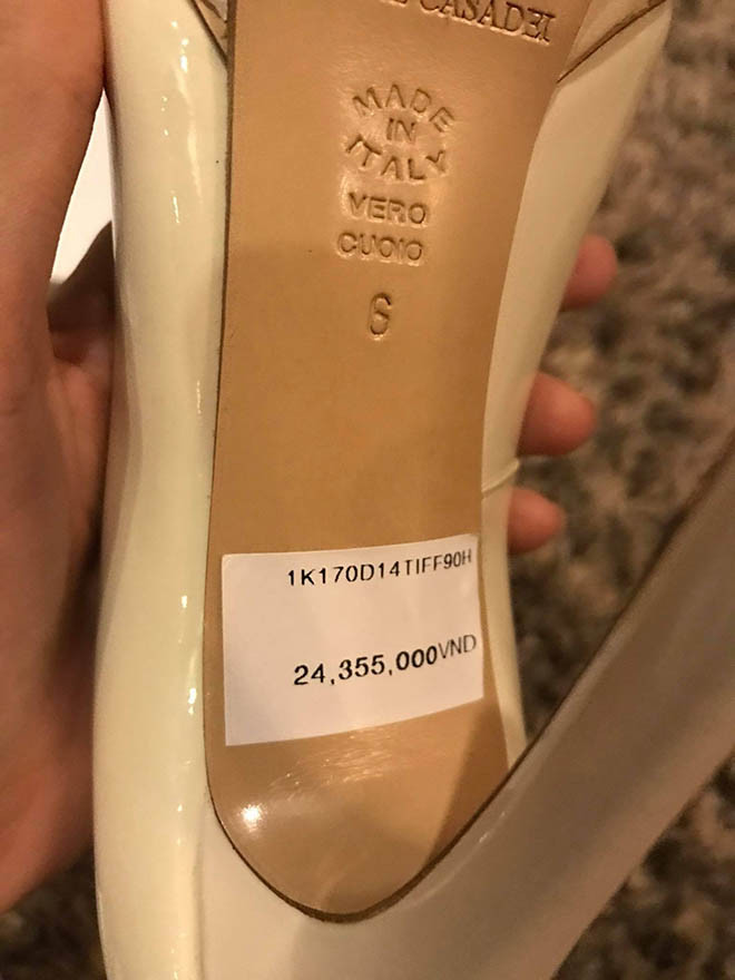 Nhiều chiếc giày có xuất xứ tại Ý, được Cao Thái Hà mua với giá hơn 24 triệu đồng. Có nhiều món đồ cô mua về chỉ để trưng bày, sưu tập chứ không sử dụng.