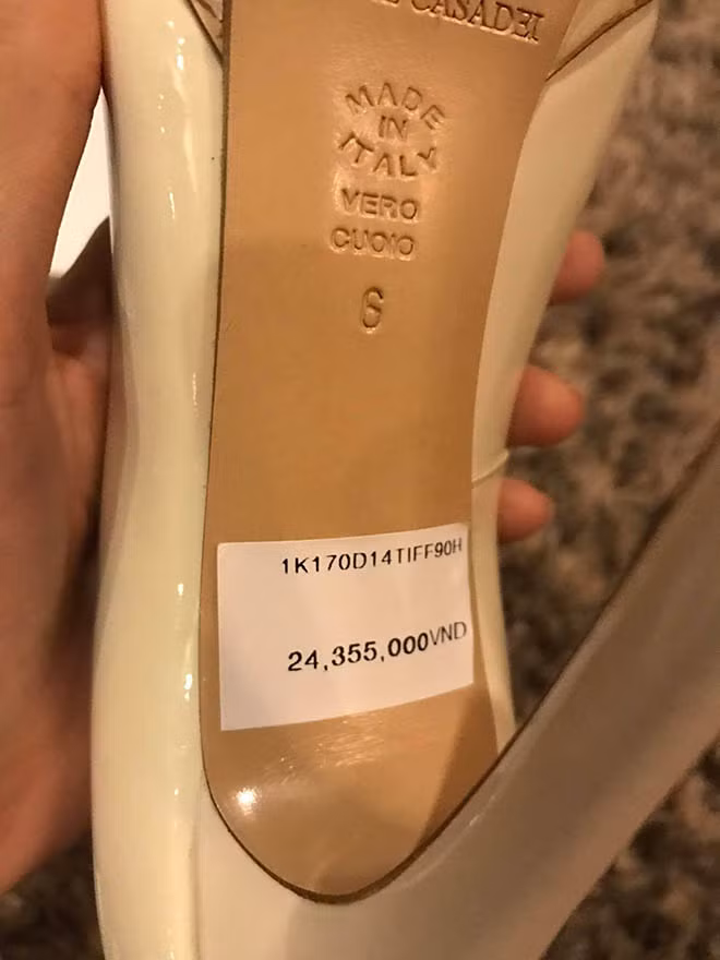 Nhiều chiếc giày có xuất xứ tại Ý, được Cao Thái Hà mua với giá hơn 24 triệu đồng. Có nhiều món đồ cô mua về chỉ để trưng bày, sưu tập chứ không sử dụng.