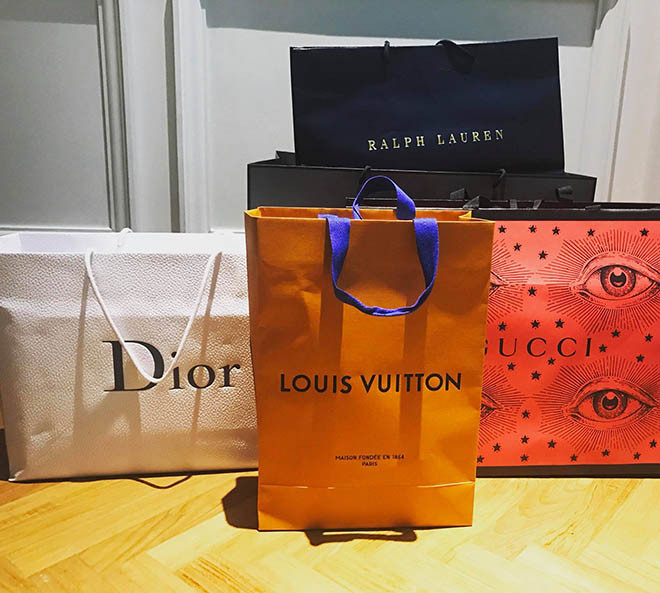 Loạt thương hiệu thời trang danh tiếng cũng nằm trong bộ sưu tập của diễn viên sinh năm 1990.