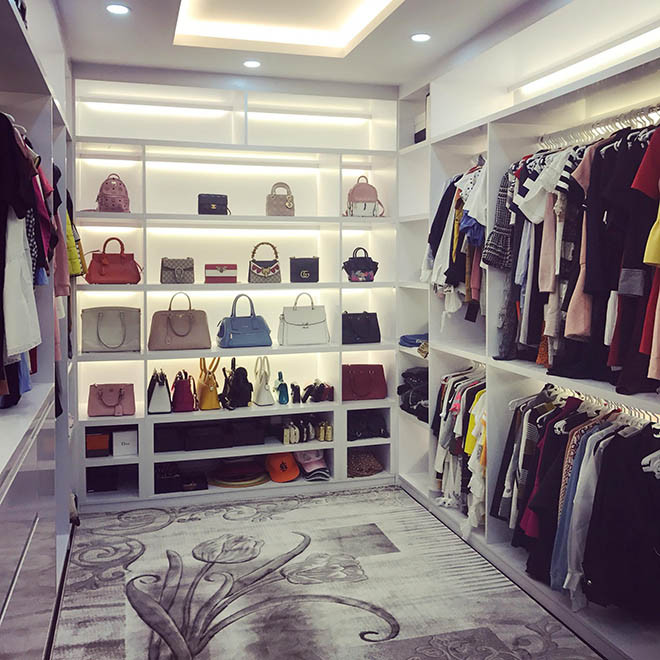 Nhìn thoáng qua, không ít người nhầm lẫn đây là một shop thời trang. Trao đổi với chúng tôi, Cao Thái Hà cho biết hầu hết các món hàng hiệu đều do bạn trai cũ tặng trong quá trình cả hai hẹn hò.