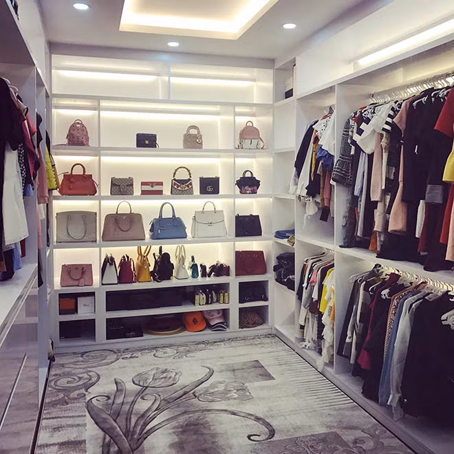 Nhìn thoáng qua, không ít người nhầm lẫn đây là một shop thời trang. Trao đổi với chúng tôi, Cao Thái Hà cho biết hầu hết các món hàng hiệu đều do bạn trai cũ tặng trong quá trình cả hai hẹn hò.