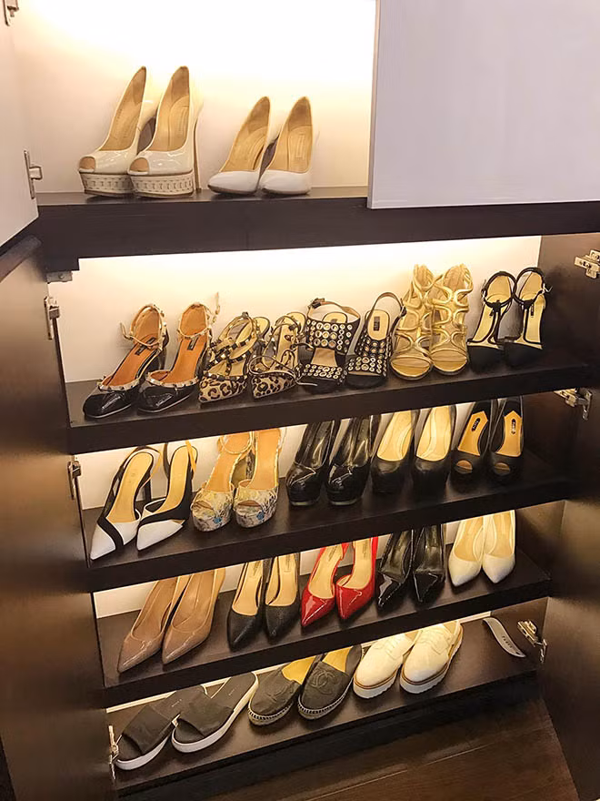 Những chiếc giày được nữ diễn viên xếp ngăn nắp, cùng ánh sáng chiếu thêm phần sang trọng