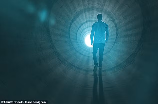 Theo nghiên cứu của các chuyên gia, 1/3 số người cận kề cái chết tuyên bố có trải nghiệm cận tử khi nhìn thấy thiên đường, ánh sáng trắng bí ẩn ở cuối đường hầm...