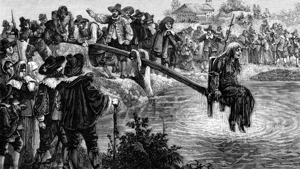 Kế đến, người ta mang chiếc ghế có người bị trừng phạt ngồi ở trên ra ngoài đường.