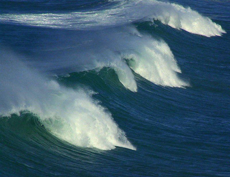 Nguyên do là vì những con sóng ma đột nhiên xuất hiện với chiều cao lên tới hàng chục mét.