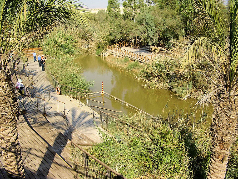 Cụ thể, tín đồ Thiên chúa giáo tin rằng, Chúa Jesus từng trải qua nghi thức thanh tẩy bằng nước ở sông Jordan cách đây khoảng 2.000 năm.