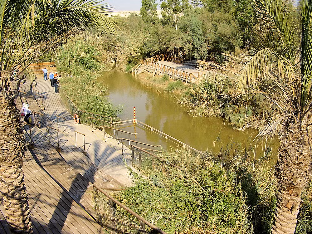 Cụ thể, tín đồ Thiên chúa giáo tin rằng, Chúa Jesus từng trải qua nghi thức thanh tẩy bằng nước ở sông Jordan cách đây khoảng 2.000 năm.