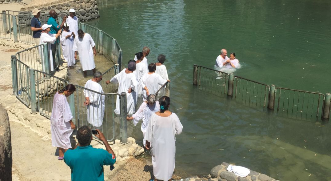 Khu vực này được cho là chứa đựng nhiều điều huyền bí và tuyệt vời. Họ không thể dùng lời nói để miêu tả hết về địa điểm linh thiêng trên.