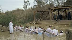 Trong vài năm gần đây, quân đội Israel cho phép các tín đồ thực hiện lễ rửa tội ở Qasr-al-Yahud trong những dịp đặc biệt. Mời độc giả xem video: Thêm hé lộ mới về "hầm mộ" của Chúa Jesus (nguồn: VTC14)