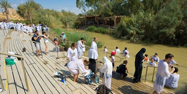 Các tín đồ Thiên chúa giáo có thể thực hiện lễ rửa tội quanh năm tại dòng sông linh thiêng này.