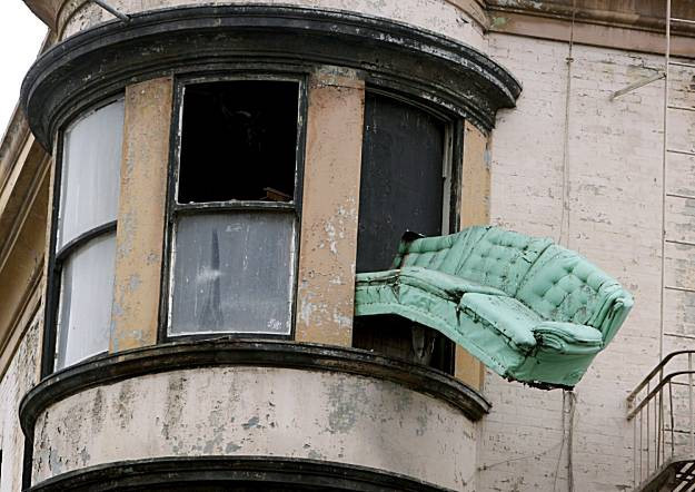 Người dân Italy có truyền thống khá giống người Đan Mạch. Thay vì ném đĩa, người Italy ném những đồ đạc cũ như bàn, ghế, tủ lạnh... qua cửa sổ để đón chào năm mới với những sự thay đổi mới.