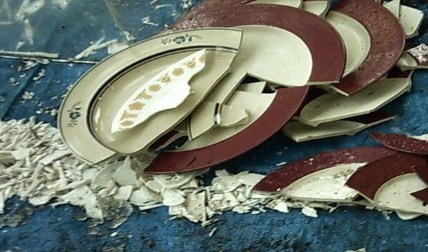 Trong khi ấy, người dân Đan Mạch có truyền thống ném những chiếc đĩa đã cũ vào cửa nhà hàng xóm, bạn bè vào lúc giao thừa. Người Đan Mạch quan niệm càng có nhiều đĩa vỡ ngoài cửa vào sáng ngày đầu tiên năm mới thì gia chủ sẽ càng có nhiều bạn bè, vận may trong 12 tháng tới.