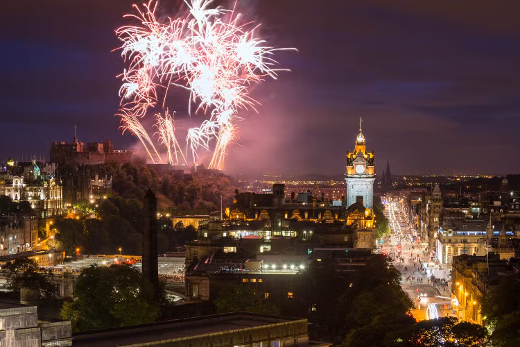 Người Scotland mời những chàng trai tuấn tú đến nhà xông đất vào ngày đầu năm mới để có một năm mới nhiều may mắn và hạnh phúc.