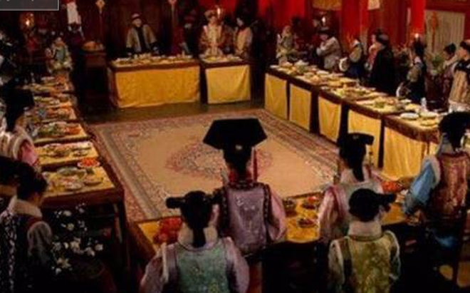 Đặc biệt, nhiều người tò mò nhà vua thường ăn uống như thế nào. Liệu có phải mỗi bữa người quyền lực nhất đất nước luôn thưởng thức những bữa ăn xa hoa, toàn sơn hào hải vị như trong phim ảnh hay không.