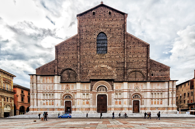 Việc xây dựng nhà thờ diễn ra trong nhiều thế kỷ. Vào thế kỷ 16, chính quyền thành phố quyết định nhà thờ Basilica de San Petronio phải "khủng" hơn để thể hiện sự giàu có và tầm quan trọng ngày càng tăng của Bologna với đất nước.