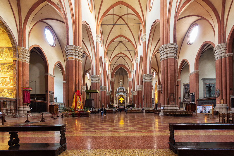 Cụ thể, nhà thờ Basilica de San Petronio được xây dựng từ năm 1390. Khi ấy, công trình này được xây dựng với mục đích làm không gian công cộng, một đền thờ tư nhân chứ không phải nhà thờ. Về sau, người ta phá bỏ ít nhất 8 tháp chuông và nhà thờ nhỏ ở quảng trường trung tâm để xây dựng nhà thờ Basilica de San Petronio.