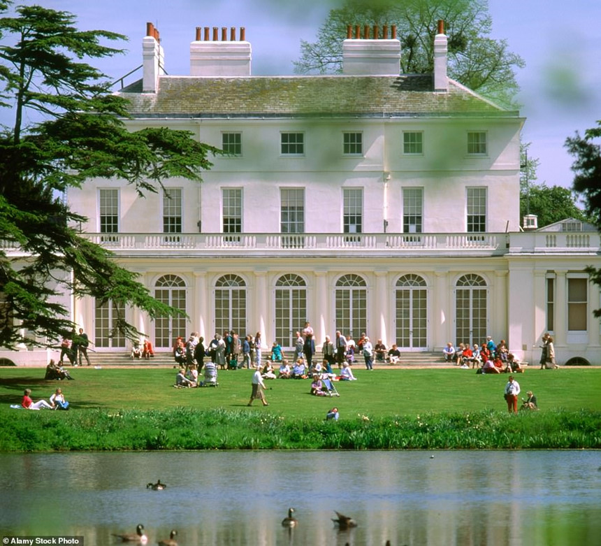 Nằm trong khuôn viên Frogmore House, Frogmore Cottage được Nữ hoàng Anh đầu tư hàng triệu bảng Anh để tu sửa lại trước khi vợ chồng Hoàng tử Harry và công nương Meghan Markle chuyển vào ở và sinh con kể từ mùa xuân năm 2019.