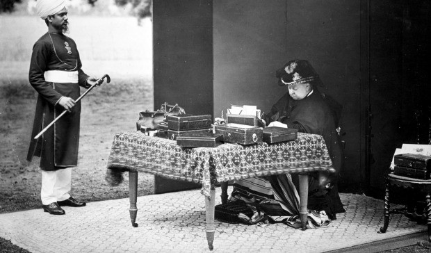 Khi còn sống, Nữ hoàng Victoria II ban tặng Frogmore House cho Abdul Karim. Theo các tài liệu lịch sử, Nữ hoàng Victoria II và Abdul Karim có một tình bạn đặc biệt kéo dài hơn 1 thập kỷ.