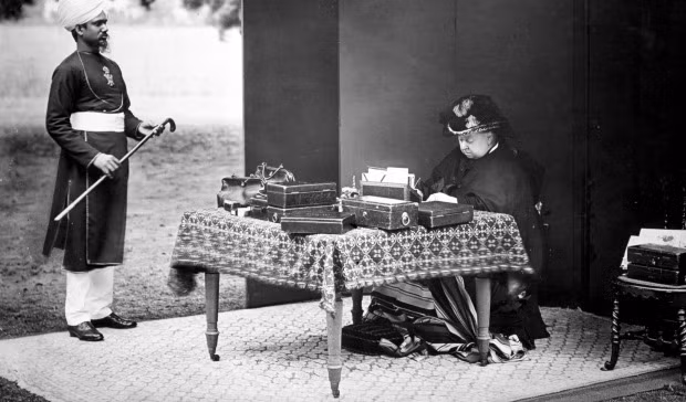 Khi còn sống, Nữ hoàng Victoria II ban tặng Frogmore House cho Abdul Karim. Theo các tài liệu lịch sử, Nữ hoàng Victoria II và Abdul Karim có một tình bạn đặc biệt kéo dài hơn 1 thập kỷ.