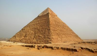 Theo quan điểm của ông Houdin, những công nhân Ai Cập thời cổ đại đã xây dựng một đường dốc dài 40m ở bên ngoài để vận chuyển đá.