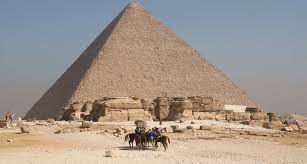 Về sau, đường dốc được chuyển vào trong lòng kim tự tháp, theo hình xoắn ốc để xây dựng nên công trình khổng lồ cao 146,6m.