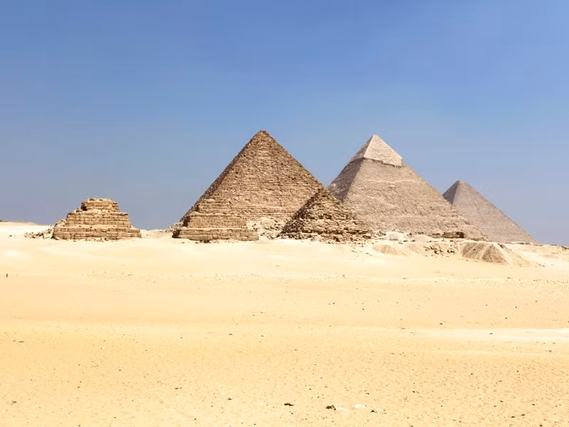 Cụ thể, ông Houdin cho rằng, kim tự tháp Cheops được người Ai Cập thời cổ đại xây dựng từ bên trong với sự trợ giúp của một đường hầm hình tròn.