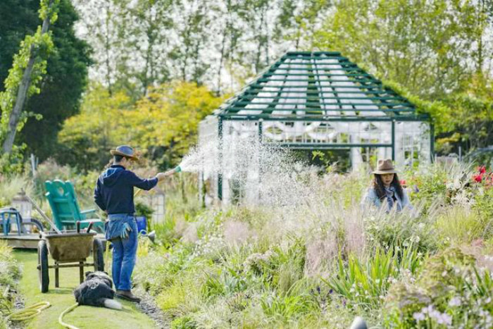Hou Ye và Fei Mao là giám đốc điều hành của một công ty ở Dương Châu, Giang Tô, Trung Quốc 5 năm về trước. Khi đạt ngưỡng tuổi 40, cặp vợ chồng này quyết định chuyển về vùng ngoại ô sinh sống, sau đó tạo ra một khu vườn đẹp như trong tranh nức tiếng Giang Tô.