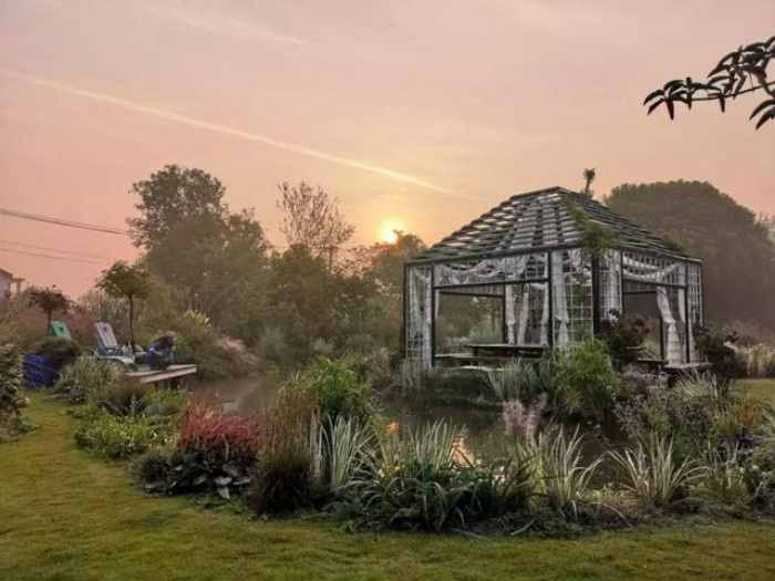 Kiến trúc của khu vườn được chị Hou Ye tham khảo trong sách, trao đổi với những người yêu hoa hoặc những khu vườn của nước ngoài khi vợ chồng chị đi du lịch. Bởi lối kiến trúc cổ điển và thơ mộng như trong truyện cổ tích, khu vườn đã thu hút những vị khách tò mò tới nơi đây.