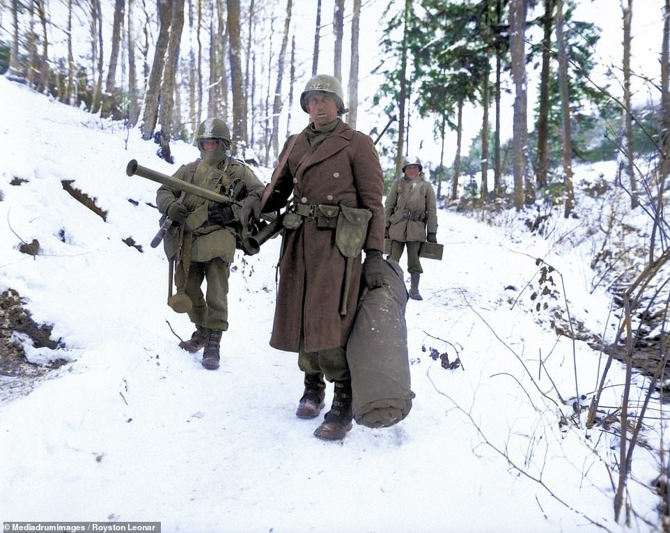 Binh lính Mỹ di chuyển qua khu rừng tuyết phủ trắng xóa ở Wiltz, Luxembourg. Wiltz là một trận địa ác liệt giữa phe phát xít với lực lượng đồng minh trong trận chiến Bulge nổi tiếng lịch sử.